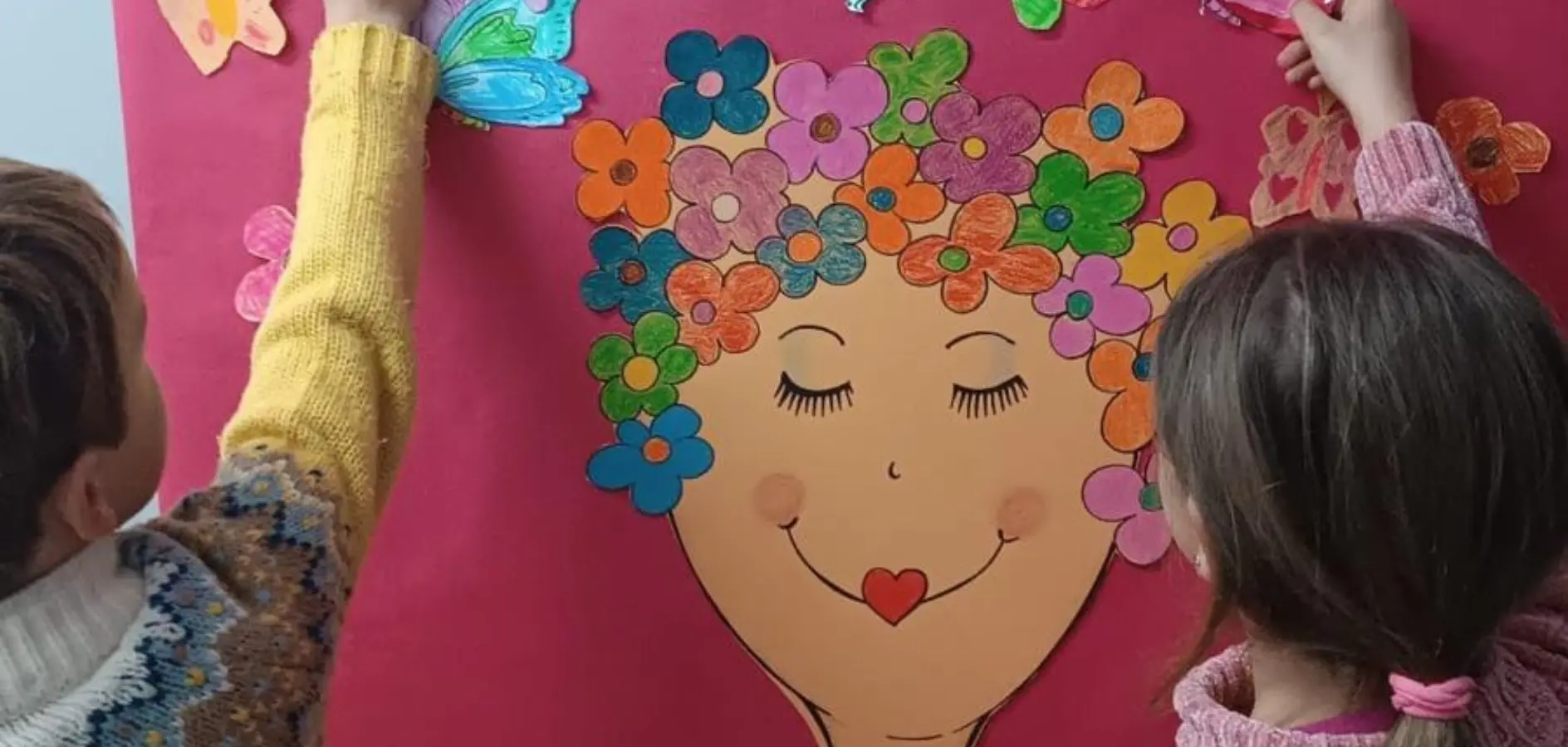 Infants fent una activitat creativa sobre igualtat